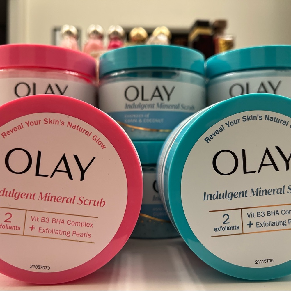 OLAY Indulgent Mineral Scrub Set - Pink and Blue